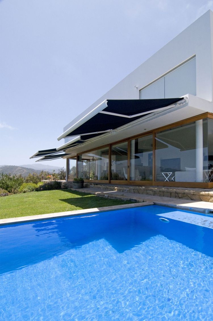 Toldo retráctil para proteger del sol un balcón en Ñuñoa